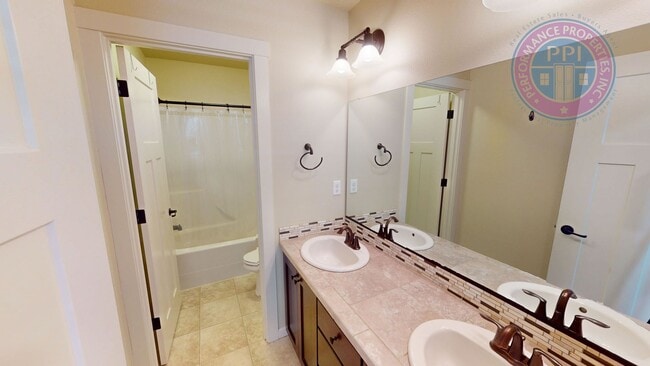 Building Photo - *Gresham - Luxury Craftsman, Central Air, ...