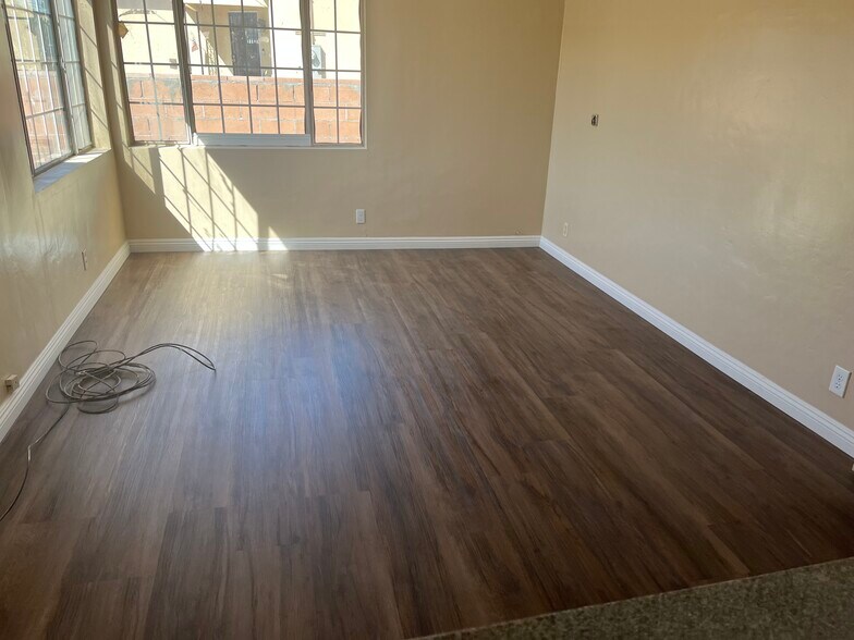 Building Photo - 1423 W 106th St