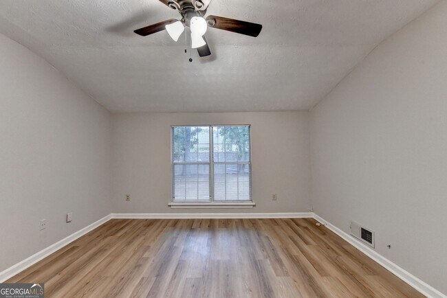 Building Photo - 2115 Glynmoore Dr