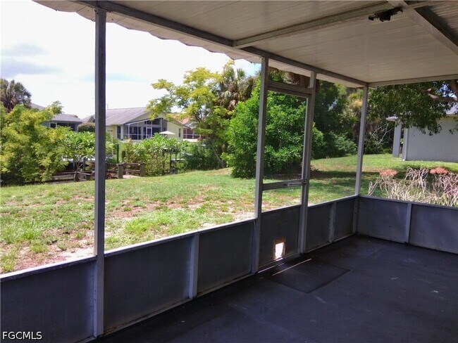 Building Photo - 893 Iris Dr