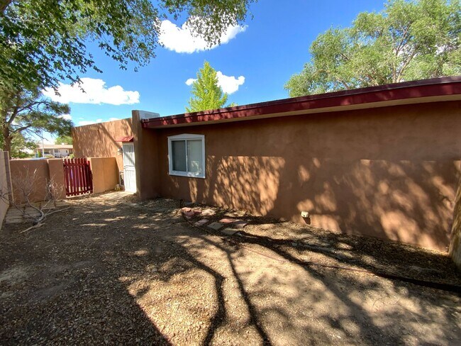 Building Photo - 3 Bedroom Single Story Home Available Near...