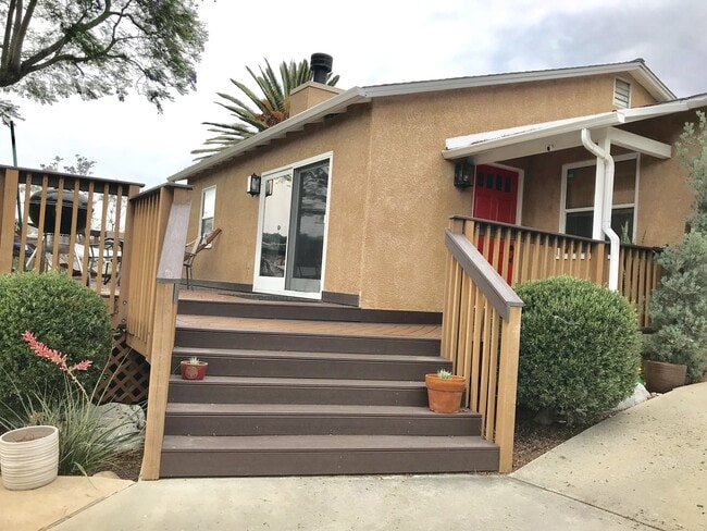 Building Photo - Lovley 3 bedroom 1 bath House, Fantastic views! Front and backyard