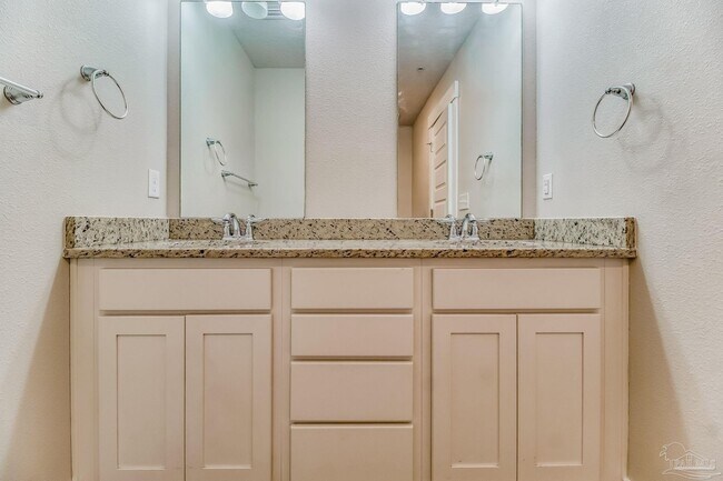 Building Photo - 1528 Farragut Way