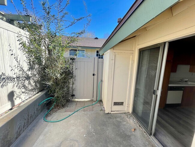 Building Photo - Cute 1 Bedroom 1 Bath Townhome for Rent