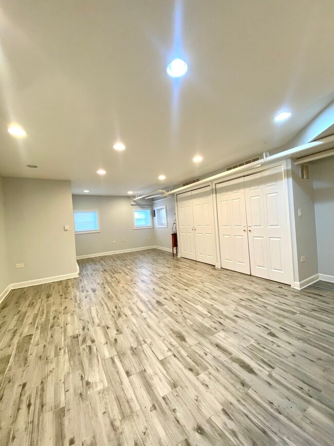 Building Photo - 1721 W Bryn Mawr Ave