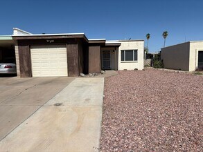 Building Photo - 2 Bed 1 Bath Twin Home Unit in Youngtown, ...