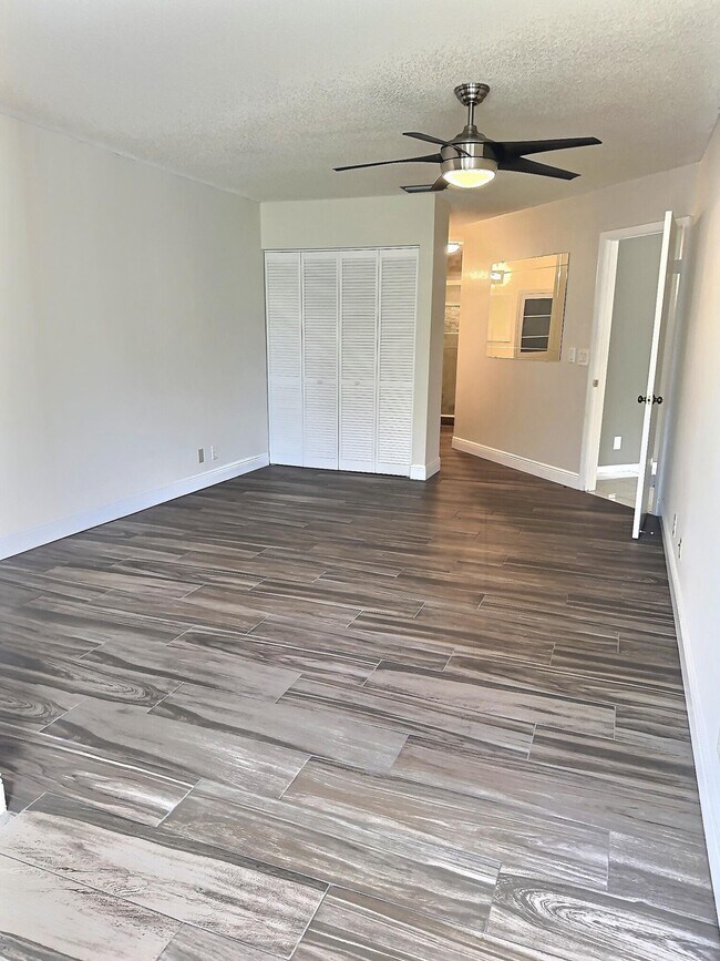 Building Photo - 3348 Lucerne Park Dr