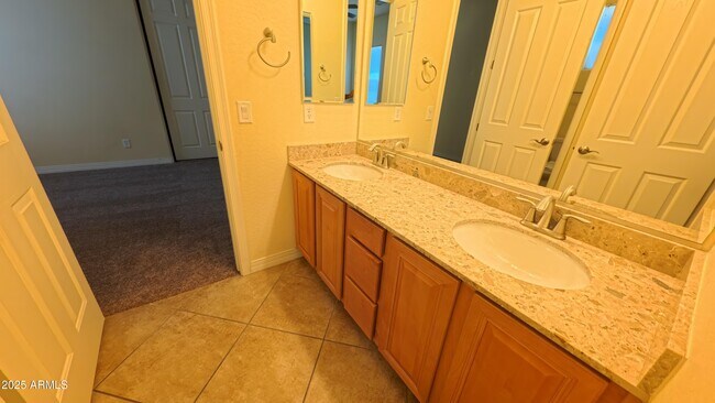 Building Photo - 3742 E Comstock Dr