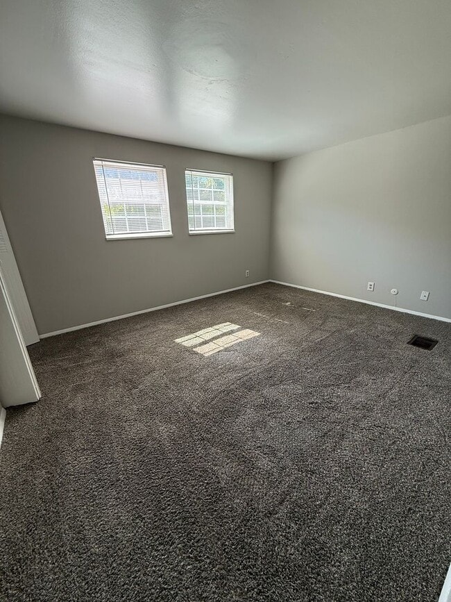 Building Photo - 4805 Lakeside Dr