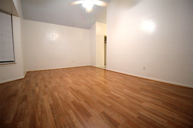 Building Photo - 15614 Barbarossa Dr