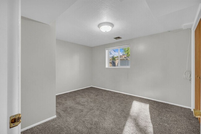 Building Photo - Spacious 5 Bed in Riverdale with Large Yard