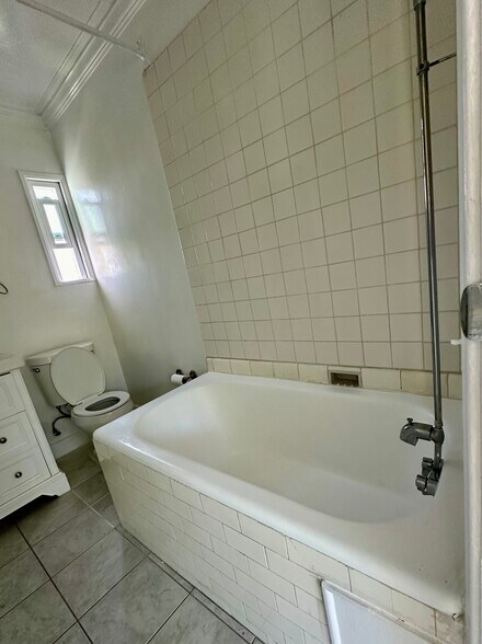Bath room - 2643 Highland Ave