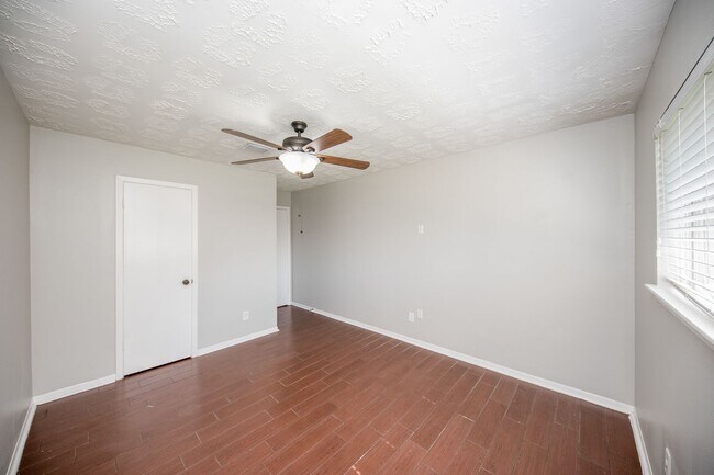 Building Photo - Coming Soon! Southwest Houston 3 bed/2 bat...