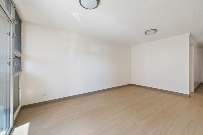 Building Photo - Close to UH- 2 bed/ 1 bath/ 1 parking