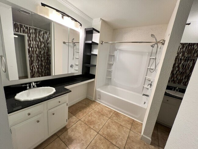 Building Photo - Remodeled 2 Bed, 2 Bath Unit in Downtown S...