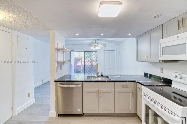 Building Photo - 5209 SW 40th Ave