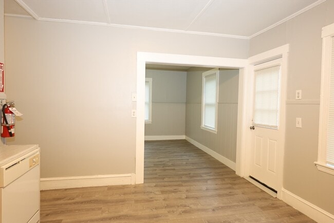 Building Photo - 23 Des Moines Rd