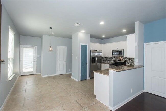 Building Photo - 937 Alamo Plaza Dr