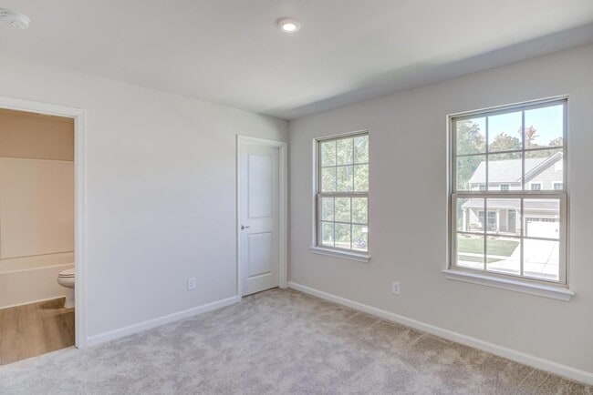 Building Photo - 5 Bedroom Home in Youngsville, right off o...