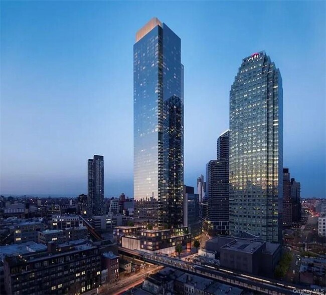 Building Photo - 3 Ct Square W