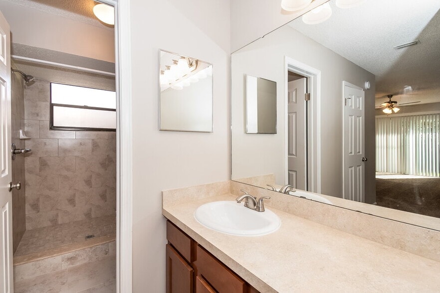 Building Photo - 806 Hardwood St