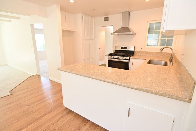 Building Photo - 5659 Lathrop Dr