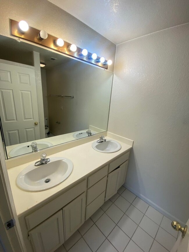 Building Photo - 321 Treasure Island Dr