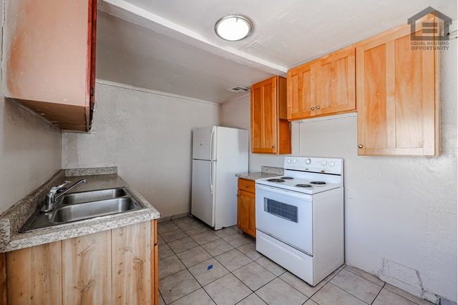 Building Photo - 903