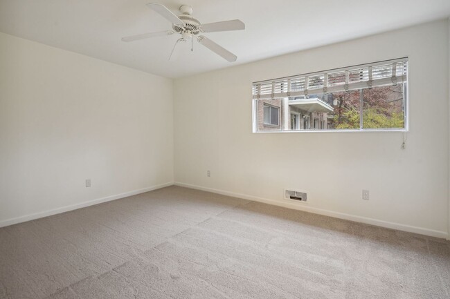 Building Photo - Spacious Walk Up in Parkside N. Bethesda I...