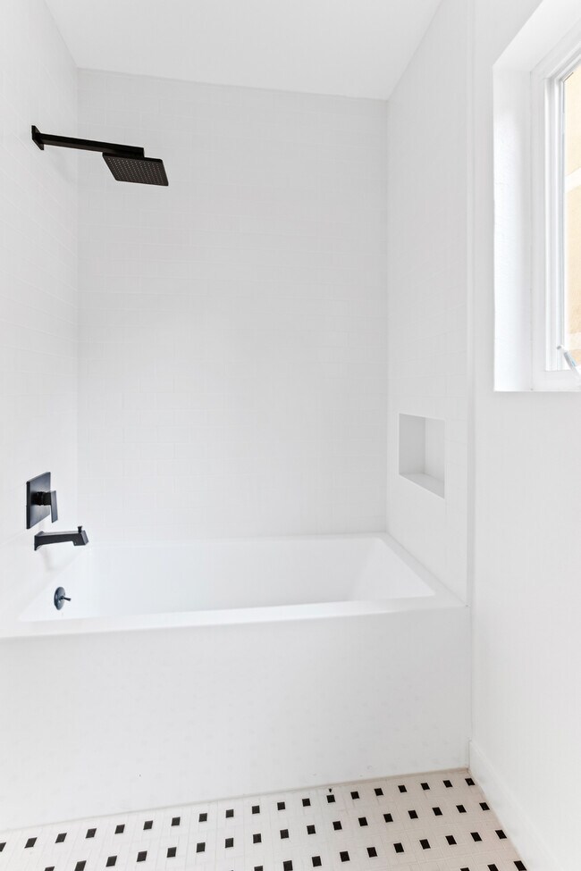 Master bath pic2 - 900 S Harvard Blvd