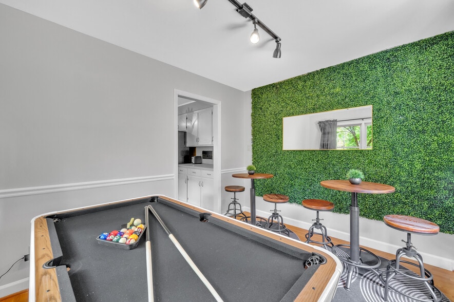 Building Photo - 9021 Sharonbrook Dr