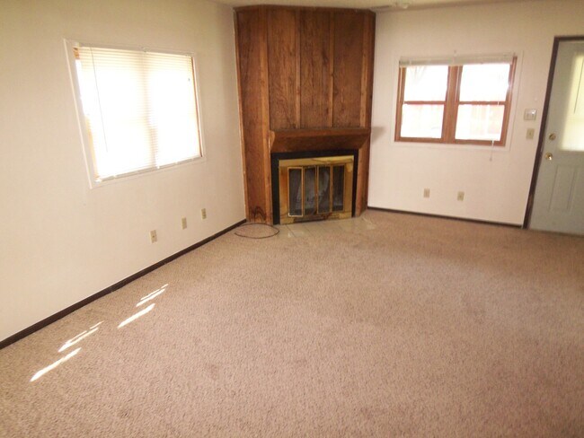 Building Photo - SPACIOUS 3 BEDROOM w/ IN UNIT LAUNDRY!-123...