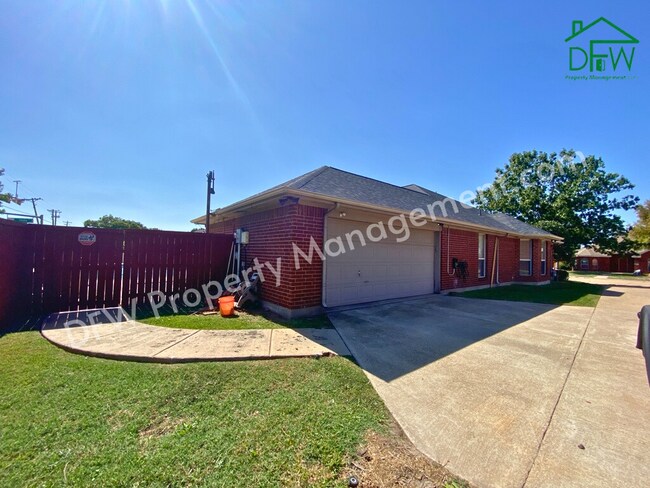 Building Photo - 2502 Chapel Hill Dr