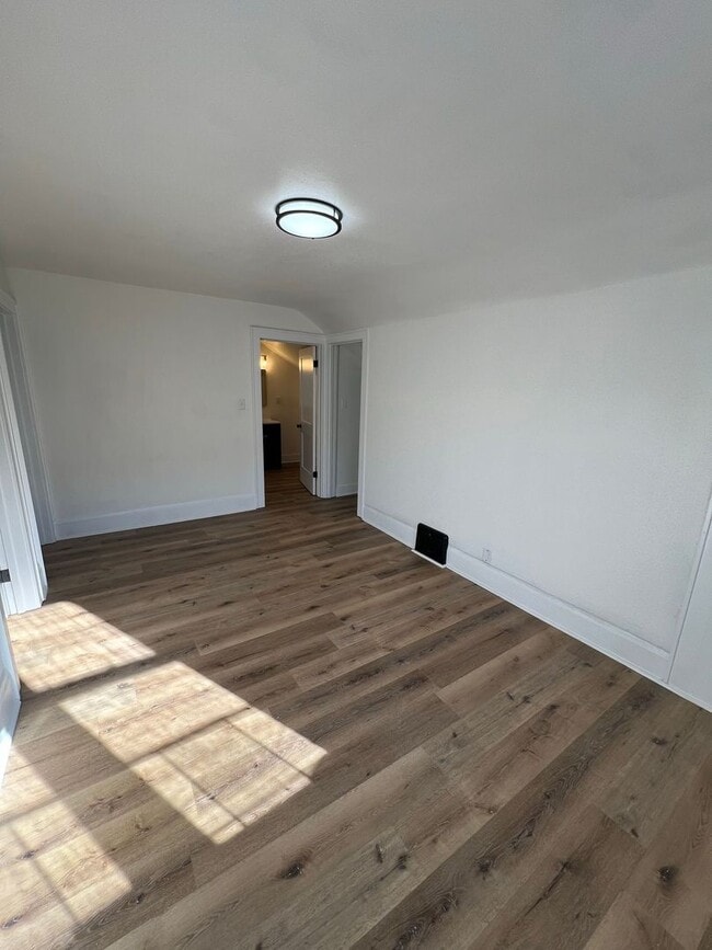 Building Photo - Brand new fully renovated 5 Bedroom Single...