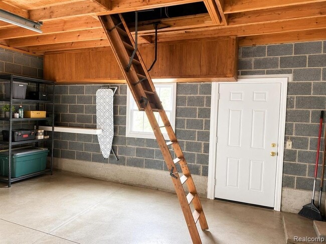 Building Photo - 2111 W 14 Mile Rd