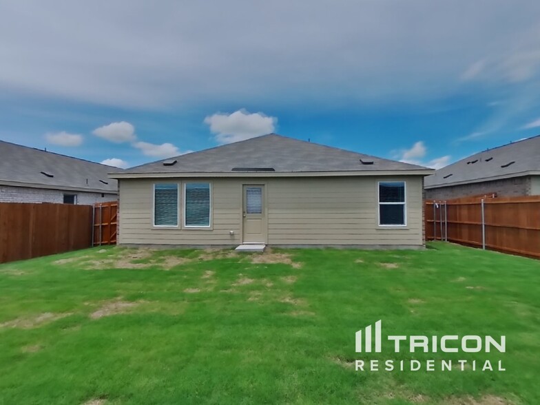 Building Photo - 1832 Kiwi Dr