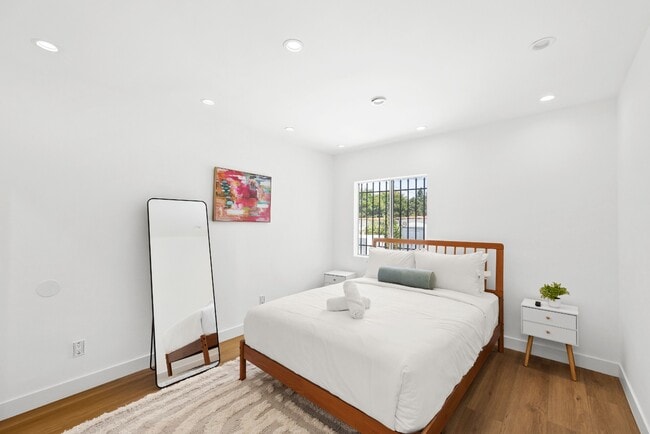 Building Photo - Traditional home | 3 bed 3 bath | Prime Pico-Robertson Area