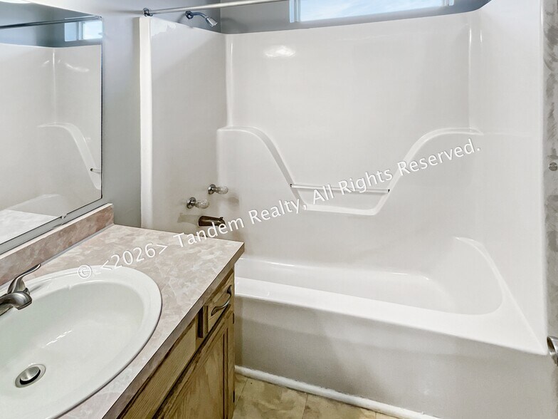 Building Photo - 512 Selsey Ct S