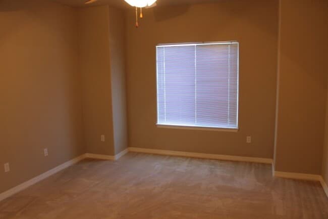 Building Photo - $1742 | 2BR/2BA | Lovely Townhome with a P...