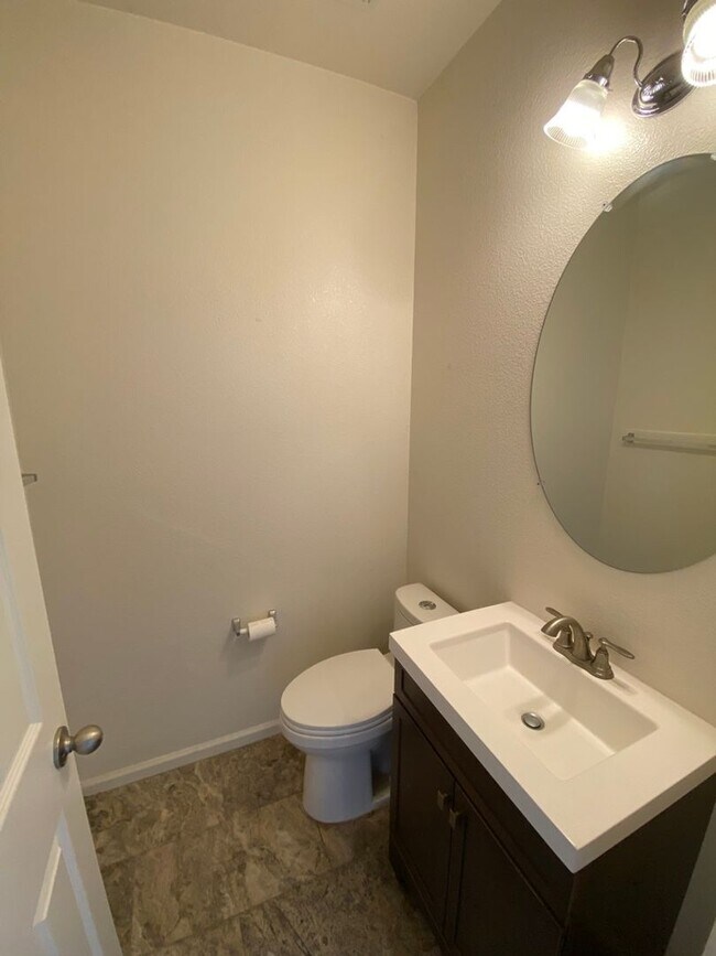 Building Photo - North Valley - 3 Bed 2 Bath - Near Water P...