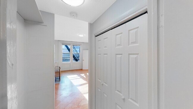 Building Photo - 397 Beacon St