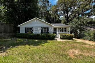 Building Photo - 3 Bed 2 Bath with Large Yard