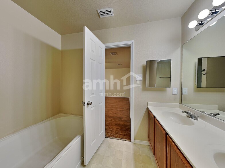 Building Photo - 1405 Sun Breeze Dr