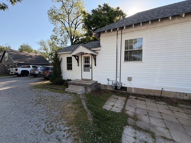 Building Photo - 335 E Burton St