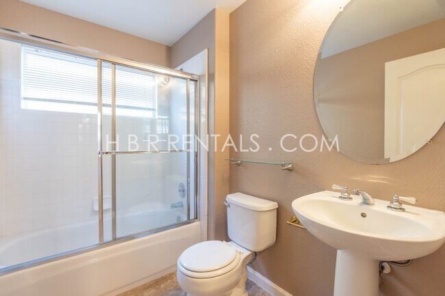 Building Photo - Move in Ready Beautiful 4 Bed Home in Tracy - Full Bed/Bath on 1st floor