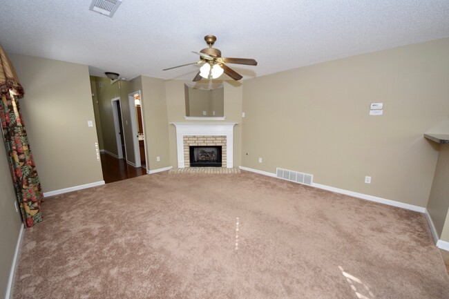 Building Photo - 4 Bedroom, 2.5 Bathroom near Appling and D...