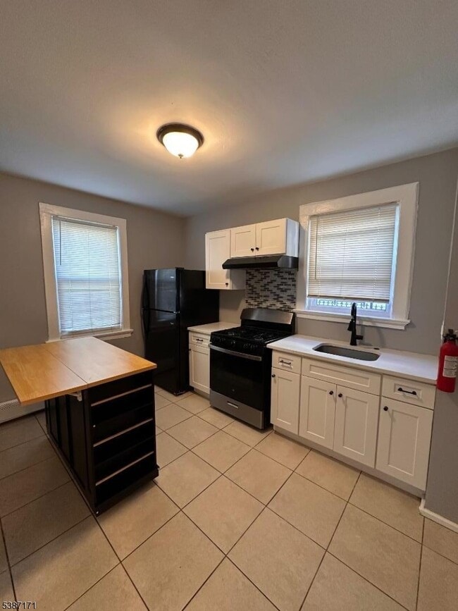 Building Photo - 87 Lyons Ave