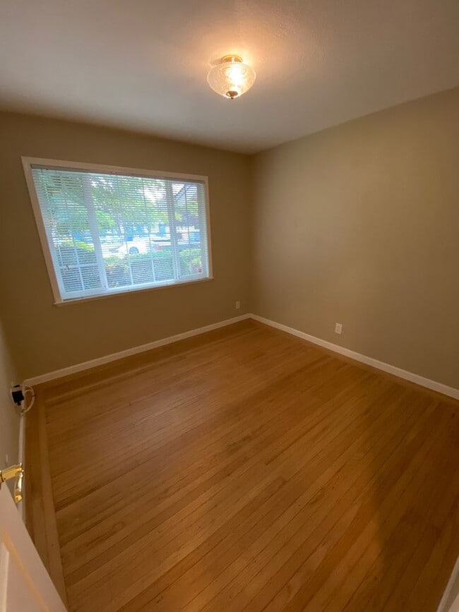 Building Photo - 3 Bed 2 Bath, Single Family Home In Walnunt Creek