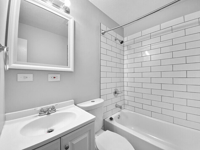 Building Photo - Beautiful 3 Bed 2.5 Bath Ranch Home with Garage in Raytown, MO