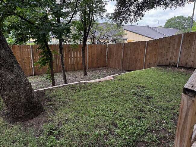 Building Photo - 2842 Shoal Crest Ave